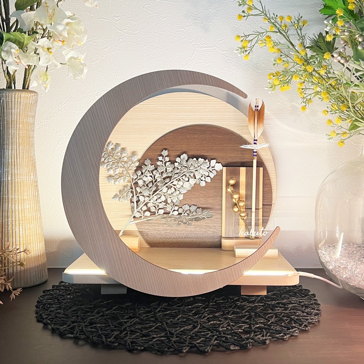 横幅32cm|4号 ブロンズ兜 moonlight|ナチュラル色 五月人形 |モダン|コンパクト おしゃれ 兜鎧飾り 端午の節句飾り こどもの日 5月人形 - ひなせい 五月人形