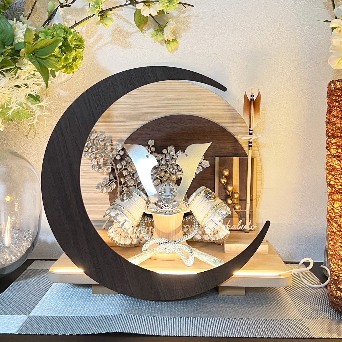 横幅32cm|4号 ブルー兜 ブラウン moonlight|玄関に飾りたい コンパクト五月人形 |モダン|コンパクト おしゃれ 兜鎧飾り 端午の節句飾り こどもの日 5月人形 - ひなせい 五月人形