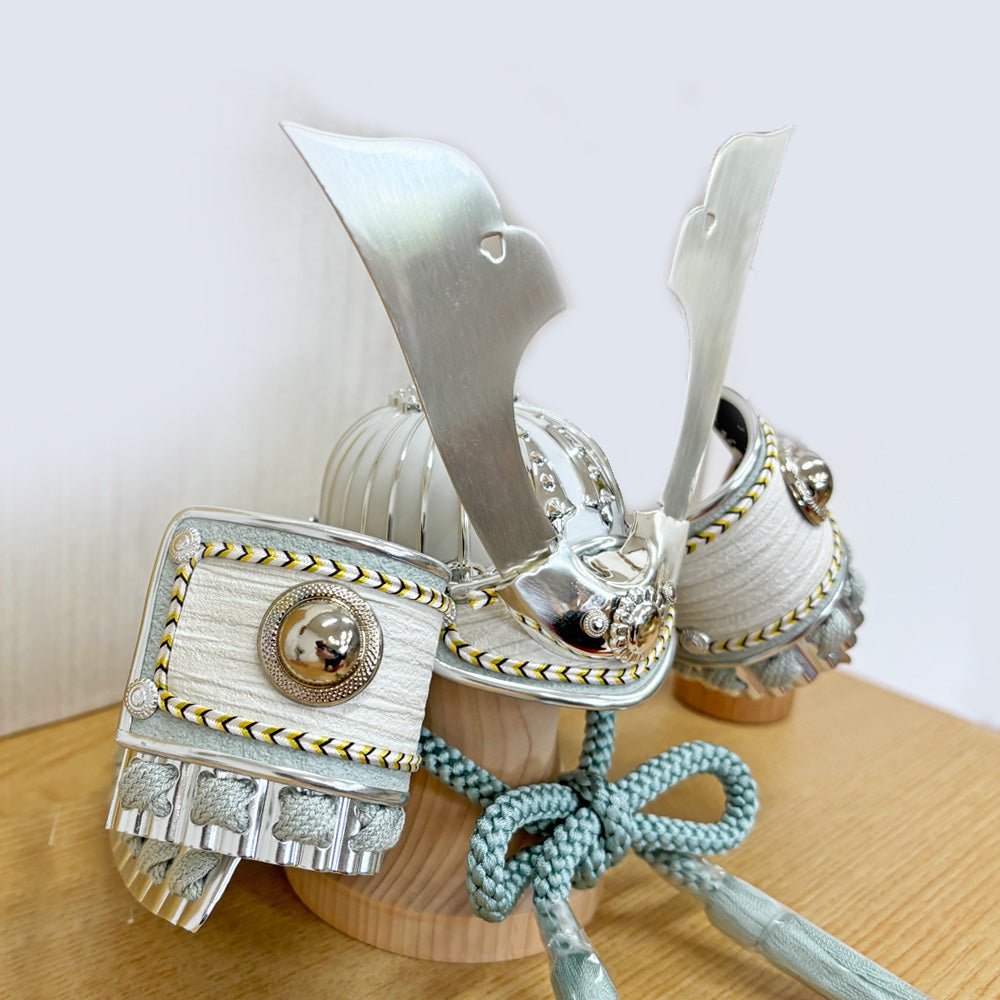 横幅32cm|4号 ブルー兜 ブラウン moonlight|玄関に飾りたい コンパクト五月人形 |モダン|コンパクト おしゃれ 兜鎧飾り 端午の節句飾り こどもの日 5月人形 - ひなせい 五月人形