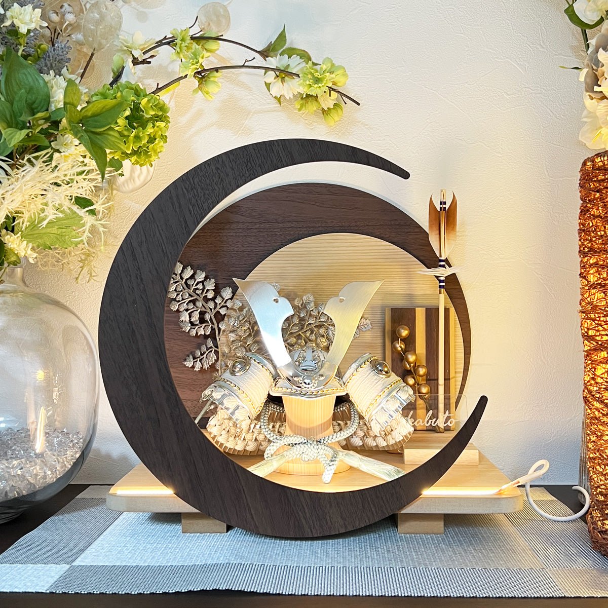 横幅32cm|4号 ブルー兜 ブラウン moonlight|玄関に飾りたい コンパクト五月人形 |モダン|コンパクト おしゃれ 兜鎧飾り 端午の節句飾り こどもの日 5月人形 - ひなせい 五月人形