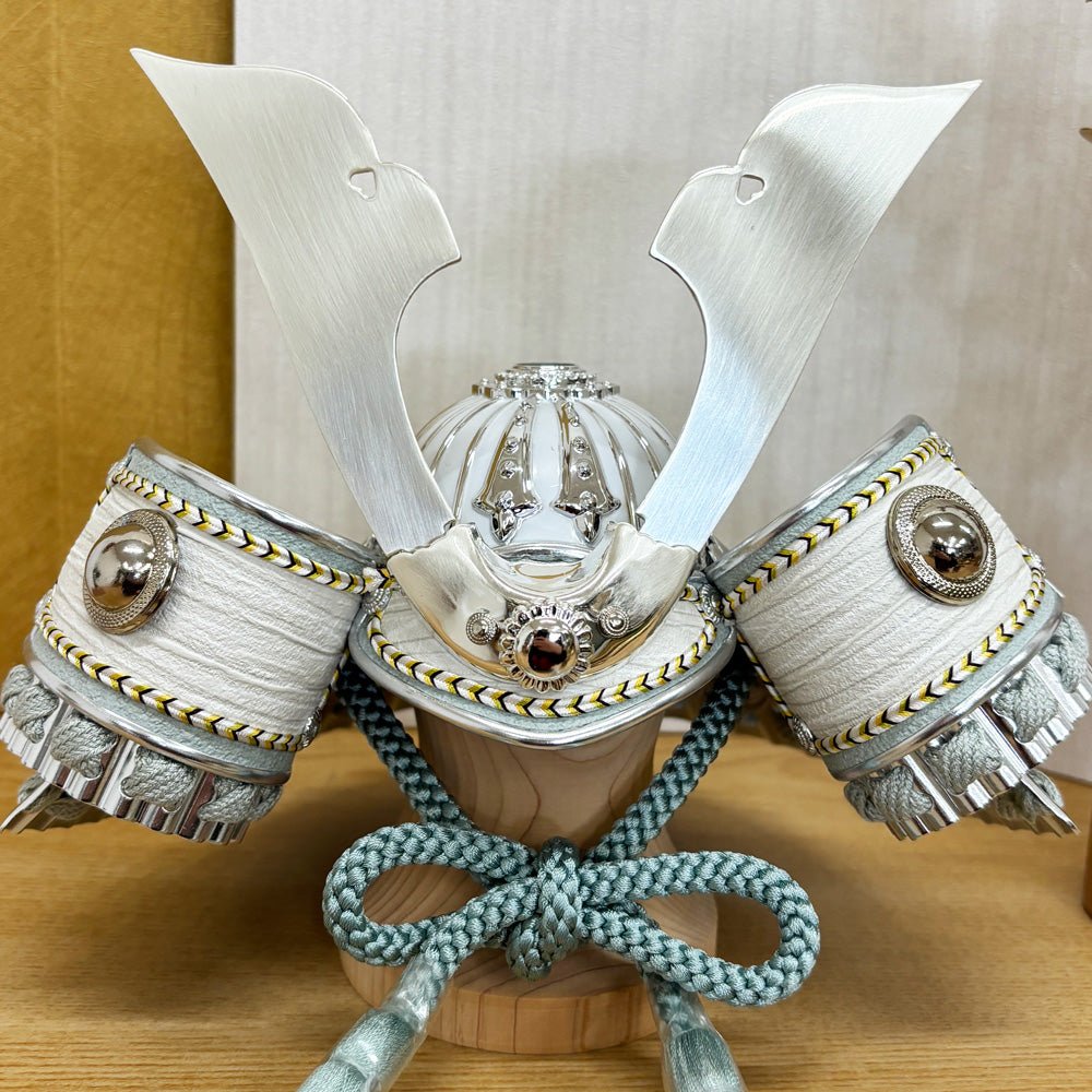 横幅32cm|4号 ブルー兜 ブラウン moonlight|玄関に飾りたい コンパクト五月人形 |モダン|コンパクト おしゃれ 兜鎧飾り 端午の節句飾り こどもの日 5月人形 - ひなせい 五月人形