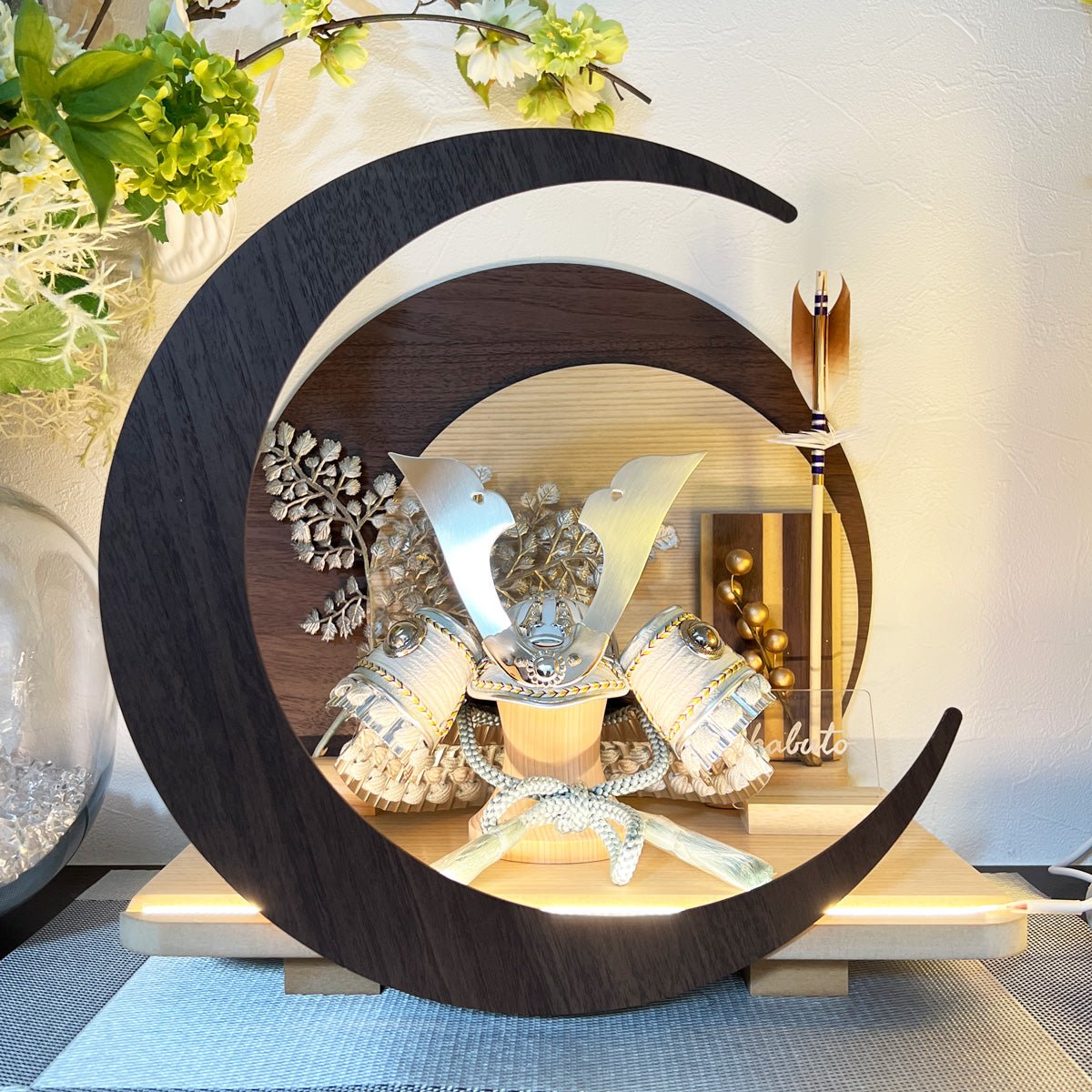 横幅32cm|4号 ブルー兜 ブラウン moonlight|玄関に飾りたい コンパクト五月人形 |モダン|コンパクト おしゃれ 兜鎧飾り 端午の節句飾り こどもの日 5月人形 - ひなせい 五月人形