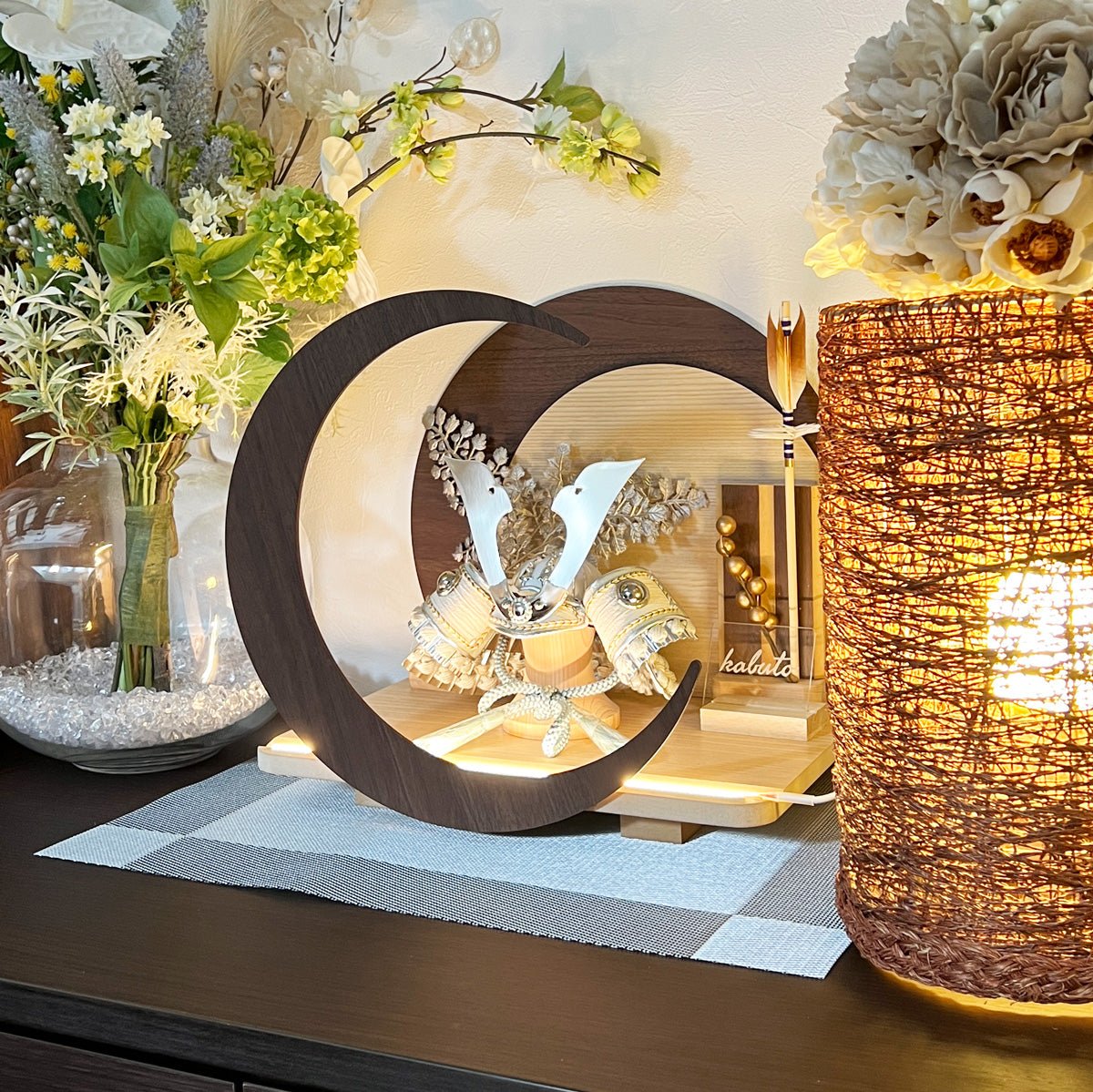 横幅32cm|4号 ブルー兜 ブラウン moonlight|玄関に飾りたい コンパクト五月人形 |モダン|コンパクト おしゃれ 兜鎧飾り 端午の節句飾り こどもの日 5月人形 - ひなせい 五月人形