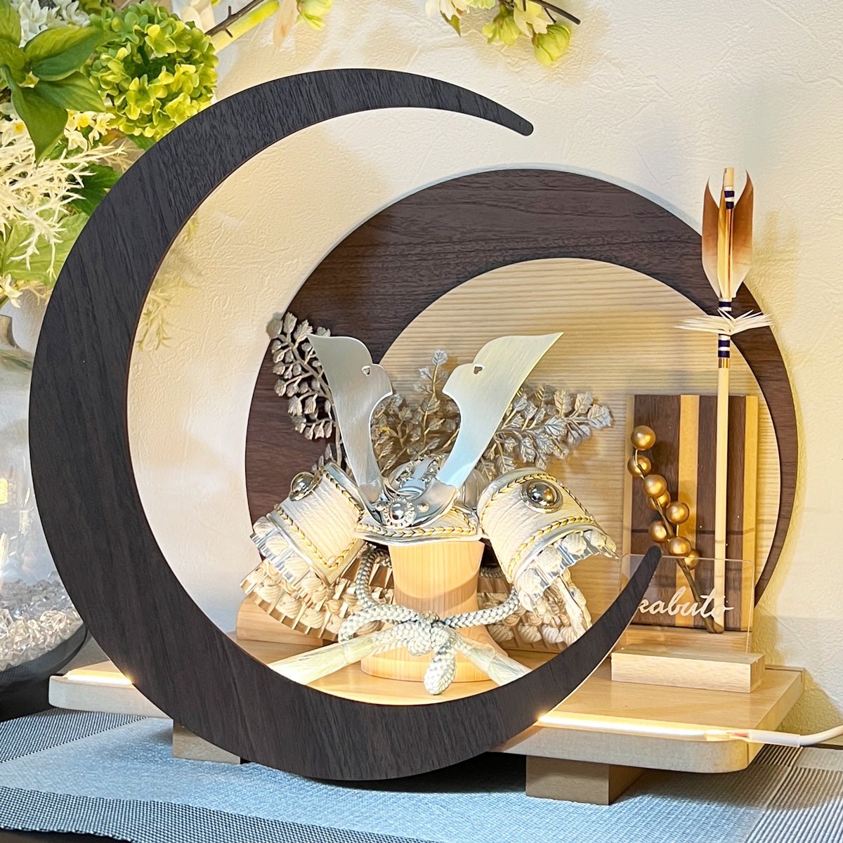 横幅32cm|4号 ブルー兜 ブラウン moonlight|玄関に飾りたい コンパクト五月人形 |モダン|コンパクト おしゃれ 兜鎧飾り 端午の節句飾り こどもの日 5月人形 - ひなせい 五月人形