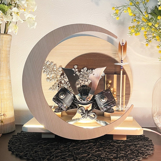 横幅32cm|4号 ブロンズ兜 moonlight|ナチュラル色 五月人形 |モダン|コンパクト おしゃれ 兜鎧飾り 端午の節句飾り こどもの日 5月人形 - ひなせい 五月人形