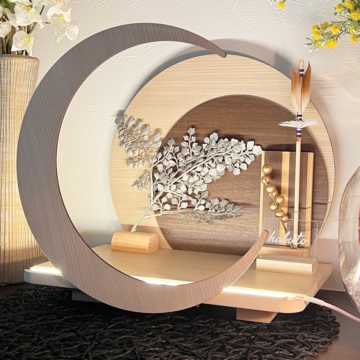 横幅32cm|4号 ブロンズ兜 moonlight|ナチュラル色 五月人形 |モダン|コンパクト おしゃれ 兜鎧飾り 端午の節句飾り こどもの日 5月人形 - ひなせい 五月人形