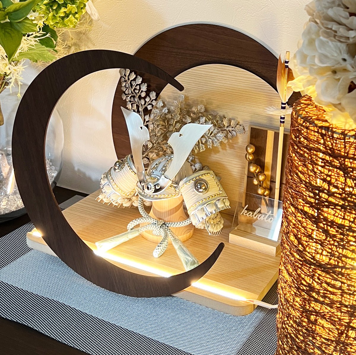 横幅32cm|4号 ブルー兜 ブラウン moonlight|玄関に飾りたい コンパクト五月人形 |モダン|コンパクト おしゃれ 兜鎧飾り 端午の節句飾り こどもの日 5月人形 - ひなせい 五月人形