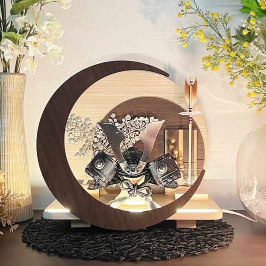 横幅32cm|4号 ブロンズ兜 moonlight|ブラウン色 五月人形 |モダン|コンパクト おしゃれ 兜鎧飾り 端午の節句飾り こどもの日 5月人形 (コピー) - ひなせい 五月人形