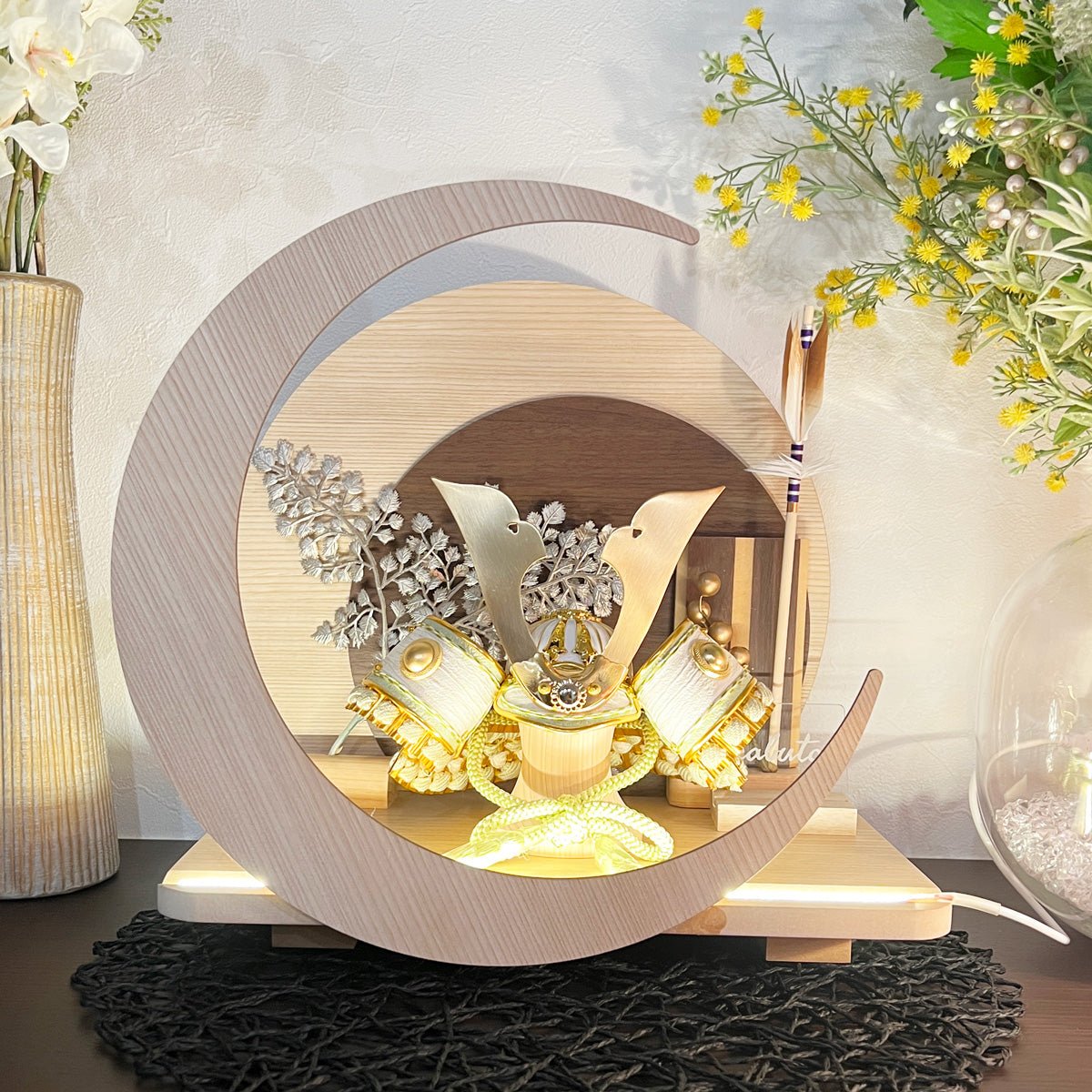 横幅32cm|4号 くすみ色緑 ナチュラル moonlight|電気がつく 丸いタイプ 五月人形 コンパクト|おしゃれ 兜鎧飾り 端午の節句飾り 子どもの日 - ひなせい 五月人形