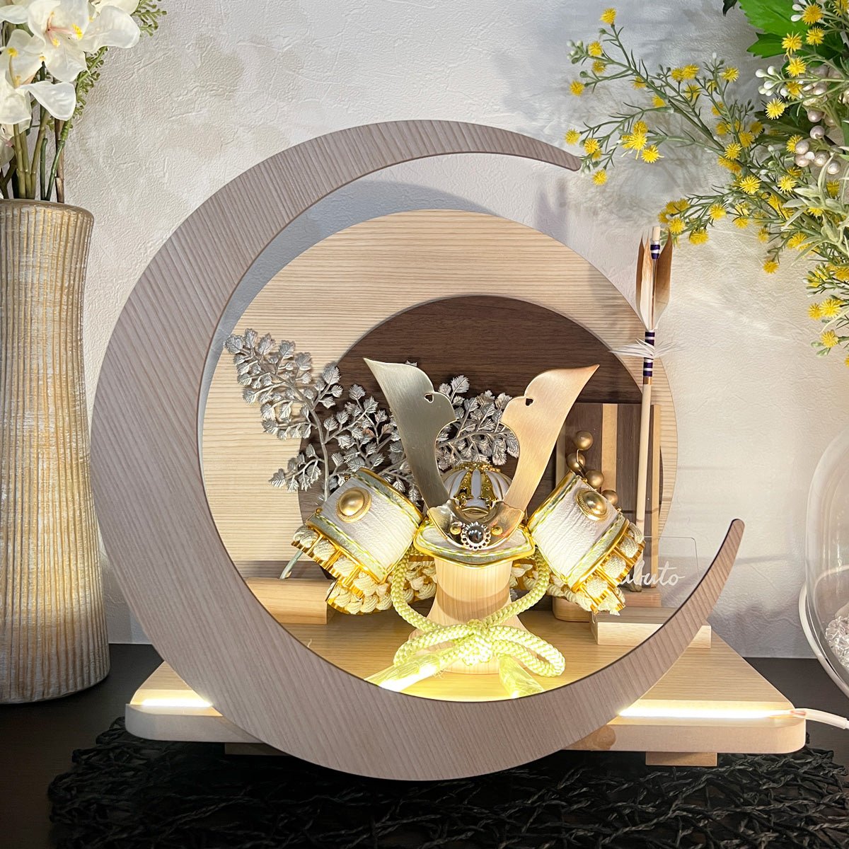 横幅32cm|4号 くすみ色緑 ナチュラル moonlight|電気がつく 丸いタイプ 五月人形 コンパクト|おしゃれ 兜鎧飾り 端午の節句飾り 子どもの日 - ひなせい 五月人形