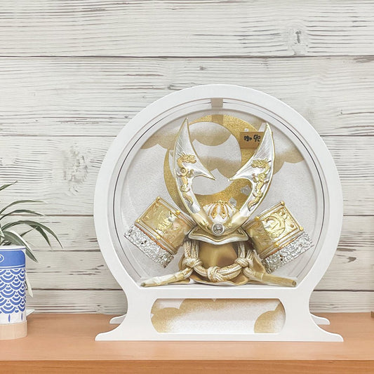 横幅34cm|モダンケース入り飾り|今どきの五月人形| ホワイト モダン|コンパクト おしゃれ 兜鎧飾り 端午の節句飾り こどもの日 - ひなせい 五月人形