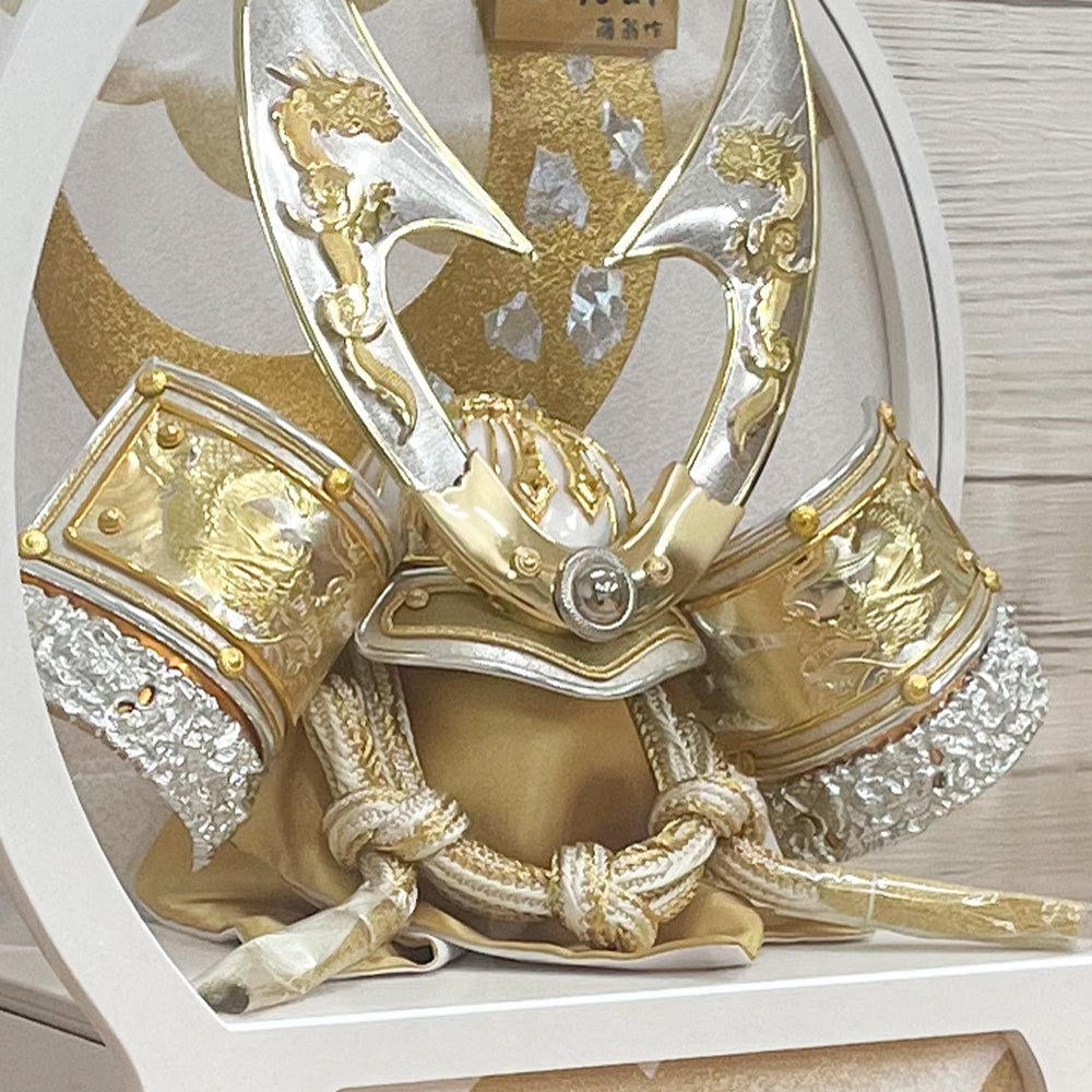 横幅34cm|モダンケース入り飾り|今どきの五月人形| ホワイト モダン|コンパクト おしゃれ 兜鎧飾り 端午の節句飾り こどもの日 - ひなせい 五月人形