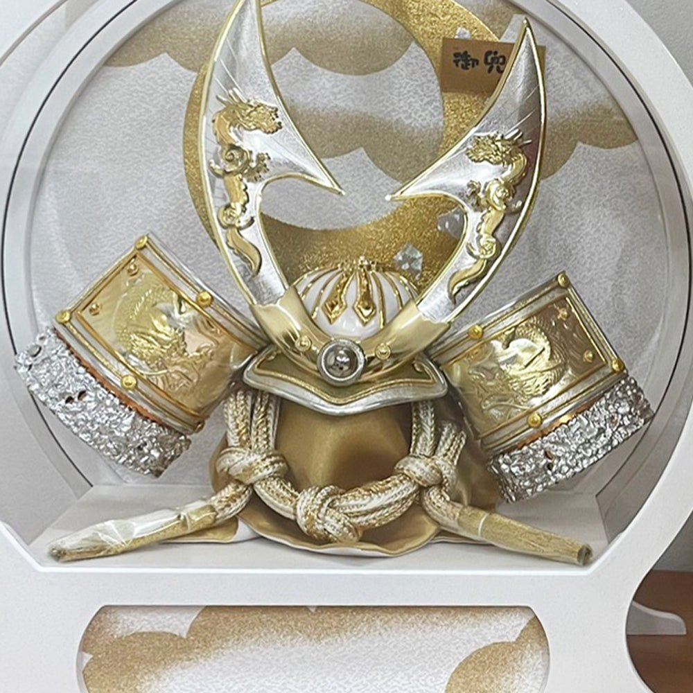 横幅34cm|モダンケース入り飾り|今どきの五月人形| ホワイト モダン|コンパクト おしゃれ 兜鎧飾り 端午の節句飾り こどもの日 - ひなせい 五月人形