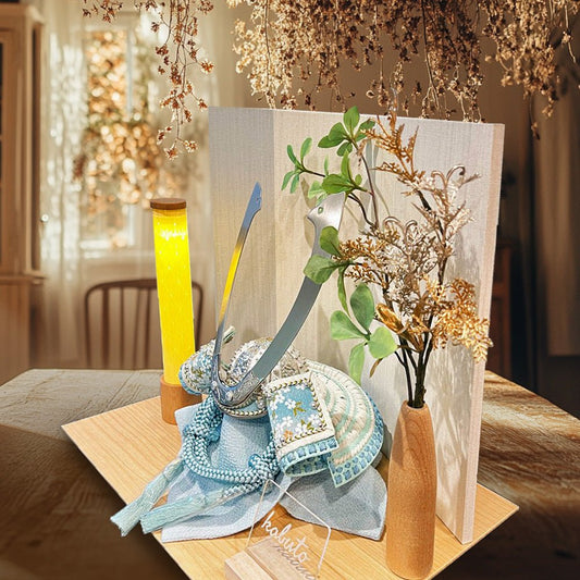 横幅35cm|名工 小島辰広作 白1/5・長鍬 青|5月のスカイブルーを予感!五月人形|モダン|コンパクト おしゃれ 兜鎧飾り 端午の節句飾り こどもの日 5月人形 人気 かぶと - ひなせい 五月人形