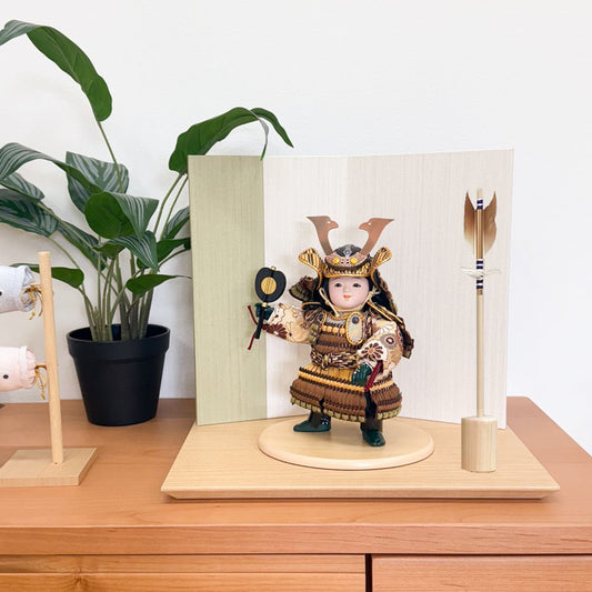 横幅35cm|武者人形【健】ブラウン 子供大将|可愛いお顔|コンパクト おしゃれ 兜鎧飾り 端午の節句飾り こどもの日 かぶと - ひなせい 五月人形