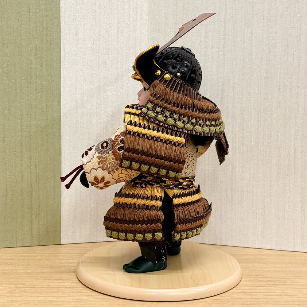 横幅35cm|武者人形【健】ブラウン 子供大将|可愛いお顔|コンパクト おしゃれ 兜鎧飾り 端午の節句飾り こどもの日 - ひなせい 五月人形