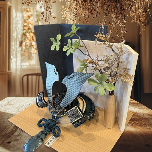 横幅35cm|龍村美術織物 & ブロンズ色兜飾り|紺色(ネイビー)の持つ誠実さ|五月人形|コンパクト おしゃれ 兜鎧飾り 端午の節句飾り こどもの日 5月人形 かぶと - ひなせい 五月人形