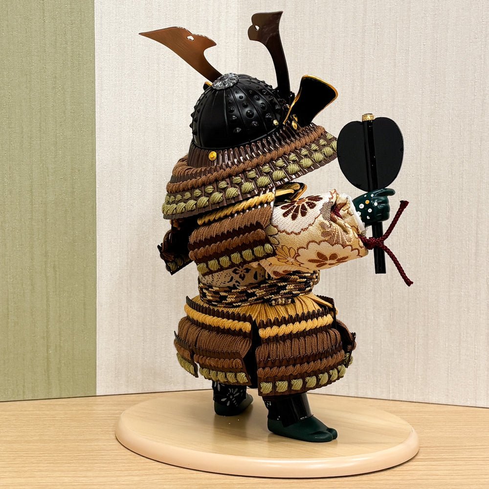 横幅35cm|武者人形【健】ブラウン 子供大将|可愛いお顔|コンパクト おしゃれ 兜鎧飾り 端午の節句飾り こどもの日 - ひなせい 五月人形
