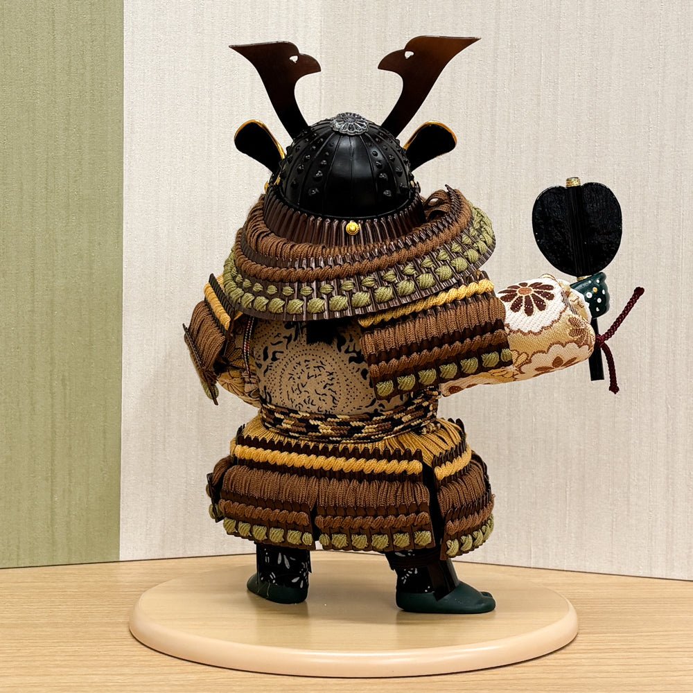 横幅35cm|武者人形【健】ブラウン 子供大将|可愛いお顔|コンパクト おしゃれ 兜鎧飾り 端午の節句飾り こどもの日 - ひなせい 五月人形