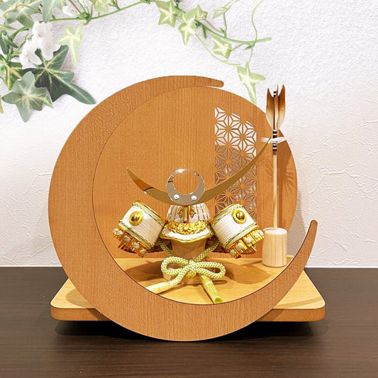 横幅35cm|4号 くすみ色緑 武将 上杉謙信|月型|小洒落た三日月と月 五月人形 兜飾り|コンパクト おしゃれ 兜鎧飾り 端午の節句飾り こどもの日 5月人形 人気 かわいい - ひなせい 五月人形