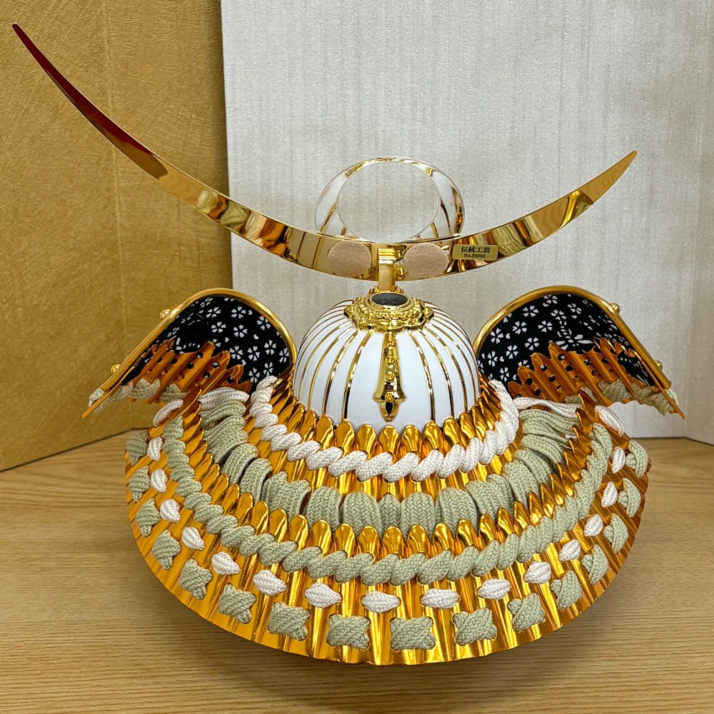 横幅35cm|4号 くすみ色緑 武将 上杉謙信|月型|小洒落た三日月と月 五月人形 兜飾り|コンパクト おしゃれ 兜鎧飾り 端午の節句飾り こどもの日 5月人形 人気 かわいい - ひなせい 五月人形