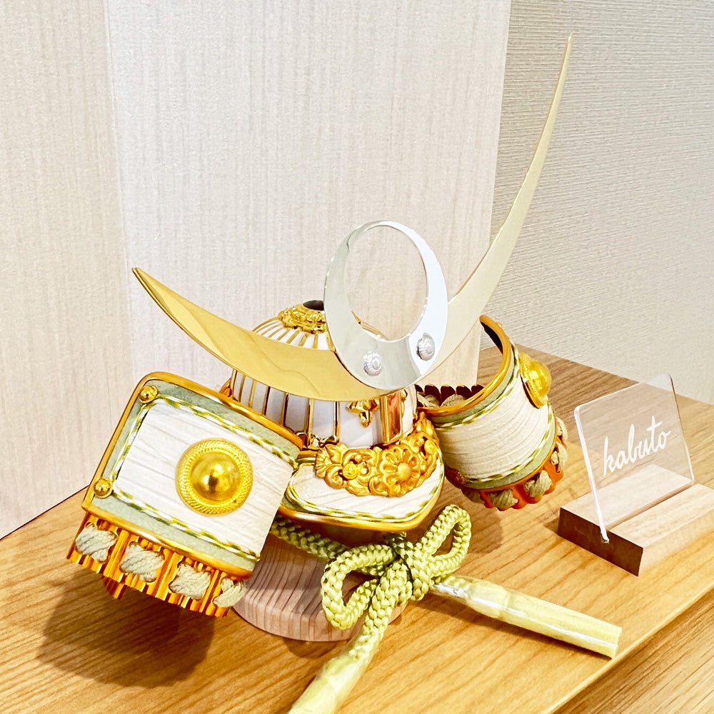 横幅35cm|4号 くすみ色緑 武将 上杉謙信|月型|小洒落た三日月と月 五月人形 兜飾り|コンパクト おしゃれ 兜鎧飾り 端午の節句飾り こどもの日 5月人形 人気 かわいい - ひなせい 五月人形