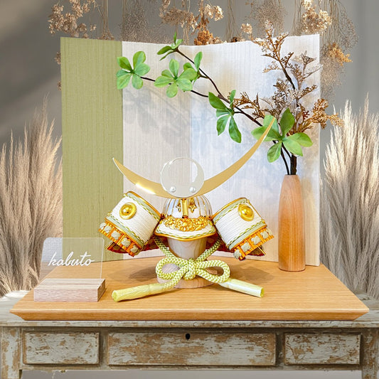 横幅35cm|4号 くすみ色緑 武将 上杉謙信|新しい感覚のデザインで飾る|五月人形 日輪三日月|コンパクト おしゃれ 兜鎧飾り 端午の節句飾り こどもの日 5月人形 人気 - ひなせい 五月人形