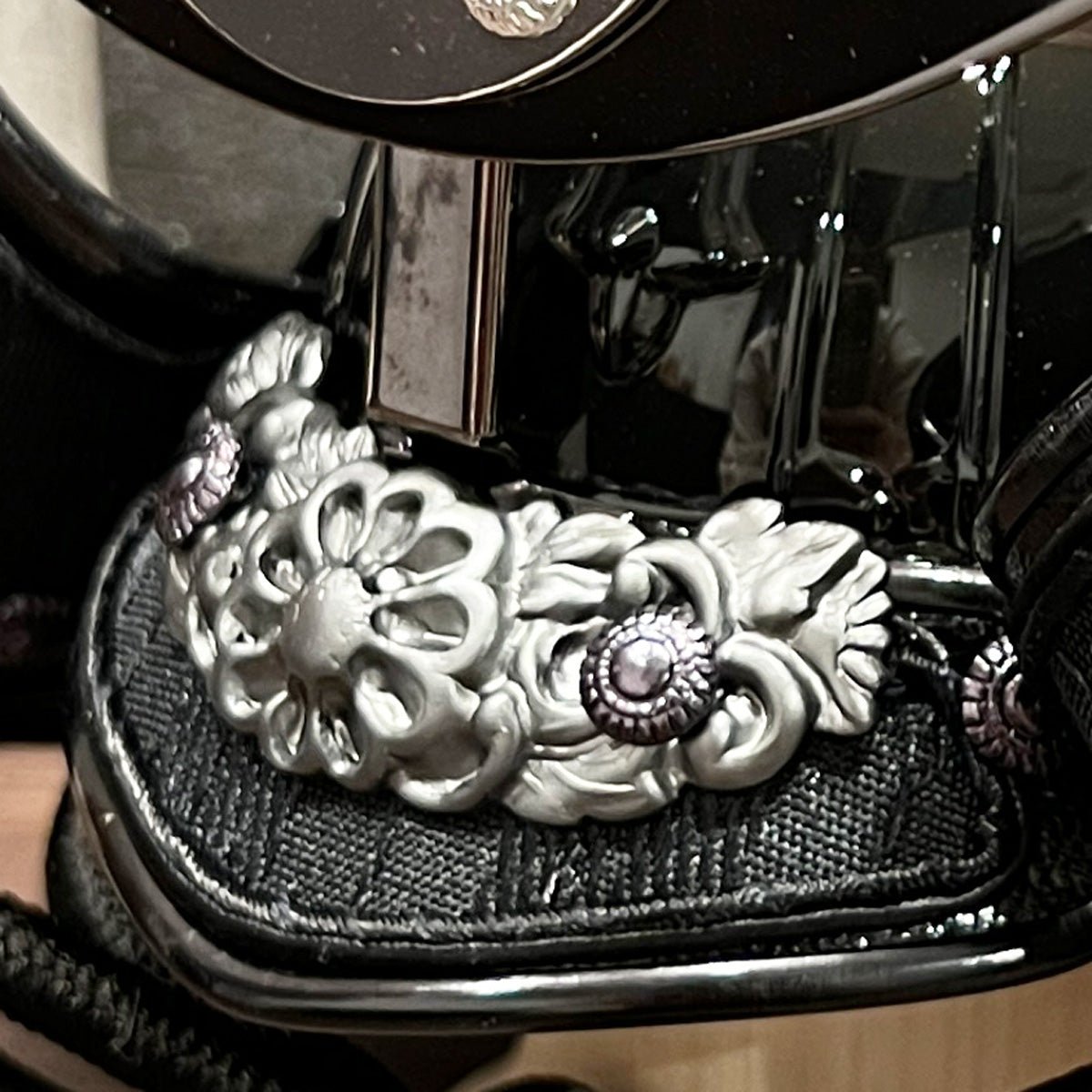 横幅35cm|4号 ブロンズ 上杉謙信兜飾り LUMIN|北欧風 モダン|五月人形 越後の虎|コンパクト おしゃれ 兜鎧飾り 端午の節句飾り こどもの日 5月人形 人気 - ひなせい 五月人形