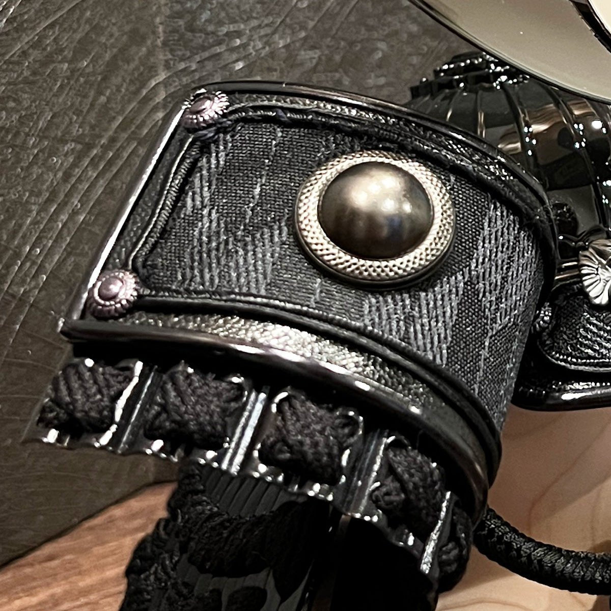 横幅35cm|4号 ブロンズ 上杉謙信兜飾り LUMIN|北欧風 モダン|五月人形 越後の虎|コンパクト おしゃれ 兜鎧飾り 端午の節句飾り こどもの日 5月人形 人気 - ひなせい 五月人形