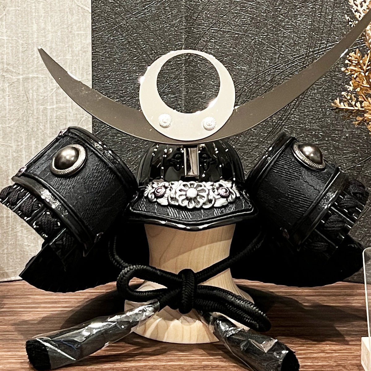 横幅35cm|4号 ブロンズ 上杉謙信兜飾り LUMIN|北欧風 モダン|五月人形 越後の虎|コンパクト おしゃれ 兜鎧飾り 端午の節句飾り こどもの日 5月人形 人気 - ひなせい 五月人形