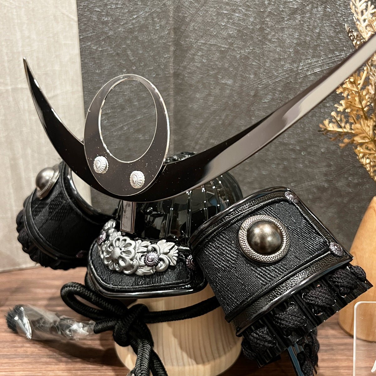 横幅35cm|4号 ブロンズ 上杉謙信兜飾り LUMIN|北欧風 モダン|五月人形 越後の虎|コンパクト おしゃれ 兜鎧飾り 端午の節句飾り こどもの日 5月人形 人気 - ひなせい 五月人形