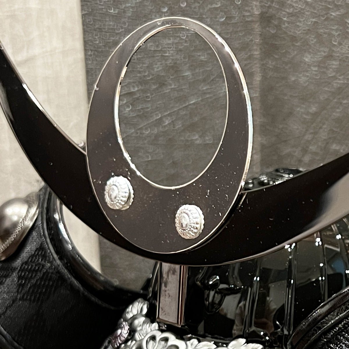 横幅35cm|4号 ブロンズ 上杉謙信兜飾り LUMIN|北欧風 モダン|五月人形 越後の虎|コンパクト おしゃれ 兜鎧飾り 端午の節句飾り こどもの日 5月人形 人気 - ひなせい 五月人形