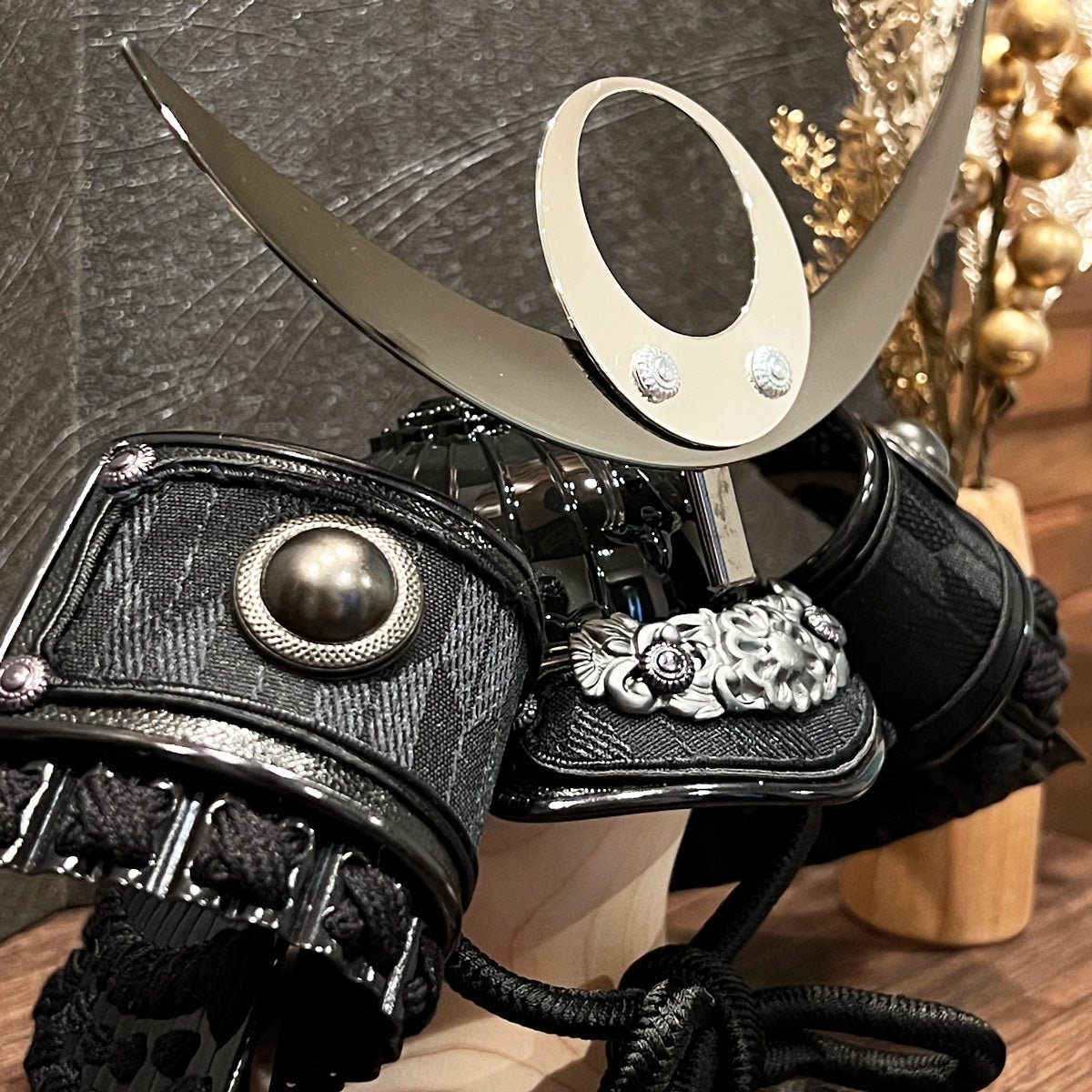 横幅35cm|4号 ブロンズ 上杉謙信兜飾り LUMIN|北欧風 モダン|五月人形 越後の虎|コンパクト おしゃれ 兜鎧飾り 端午の節句飾り こどもの日 5月人形 人気 - ひなせい 五月人形