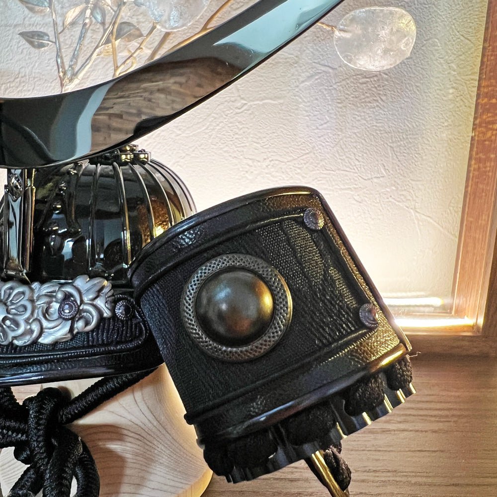 横幅35cm|4号ブロンズ 伊達政宗兜飾り LUMIN|アクリル板のモダンな 五月人形|コンパクト おしゃれ LED 端午の節句飾り こどもの日 5月人形 人気 - ひなせい 五月人形