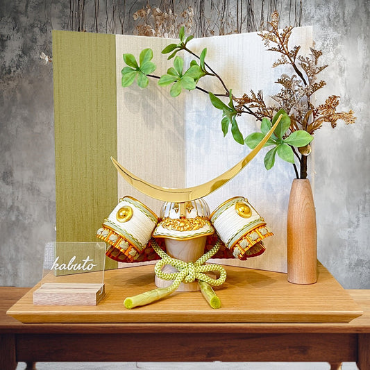 横幅35cm|4号 くすみ色緑 武将 伊達政宗||お部屋に寄り添うNew ニューデザイン|五月人形|コンパクト おしゃれ 兜鎧飾り 端午の節句飾り こどもの日 5月人形 人気 - ひなせい 五月人形