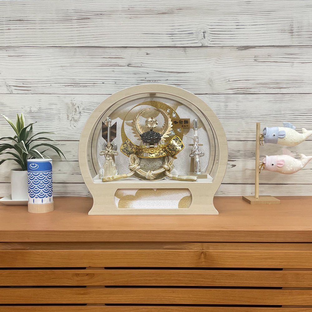 横幅36cm|丸ケース入り飾り|今どきの五月人形| ホワイト モダン|コンパクト おしゃれ 兜鎧飾り 端午の節句飾り こどもの日 - ひなせい 五月人形