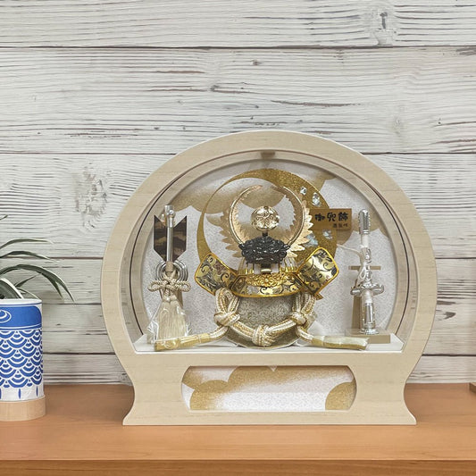 横幅36cm|丸ケース入り飾り|今どきの五月人形| ホワイト モダン|コンパクト おしゃれ 兜鎧飾り 端午の節句飾り こどもの日 - ひなせい 五月人形