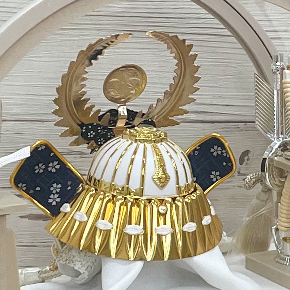 横幅36cm|丸ケース入り飾り|徳川家康 五月人形| ホワイト モダン|コンパクト おしゃれ 兜鎧飾り 端午の節句飾り こどもの日 - ひなせい 五月人形