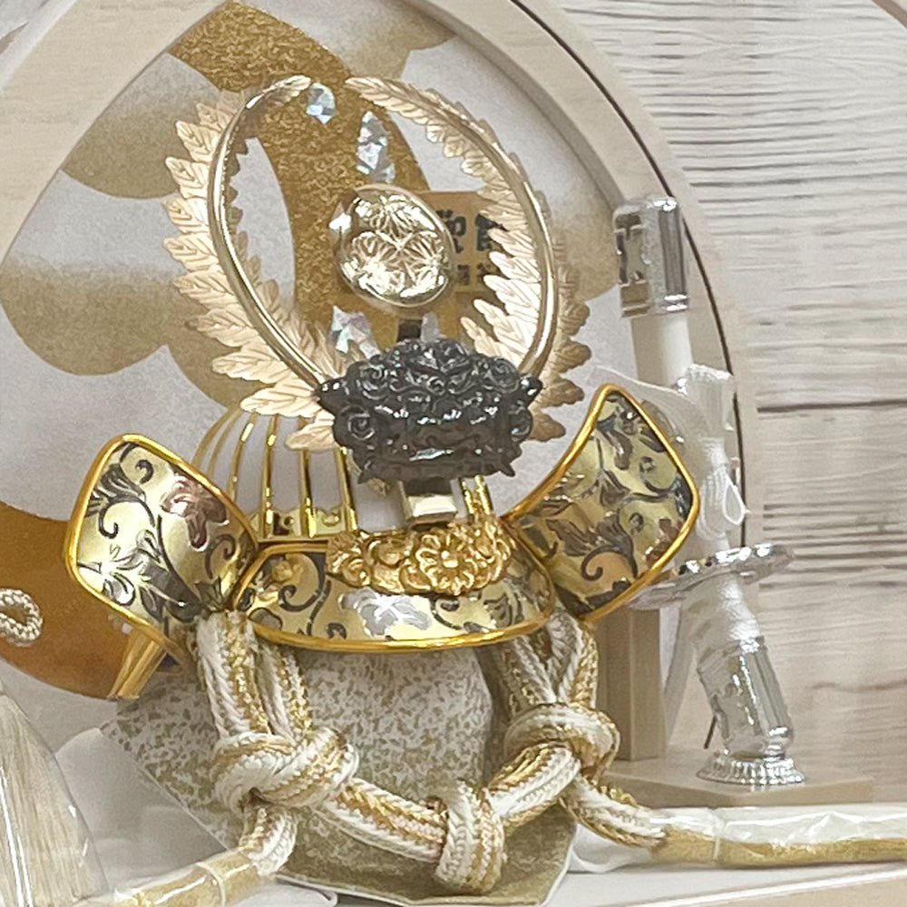 横幅36cm|丸ケース入り飾り|徳川家康 五月人形| ホワイト モダン|コンパクト おしゃれ 兜鎧飾り 端午の節句飾り こどもの日 - ひなせい 五月人形