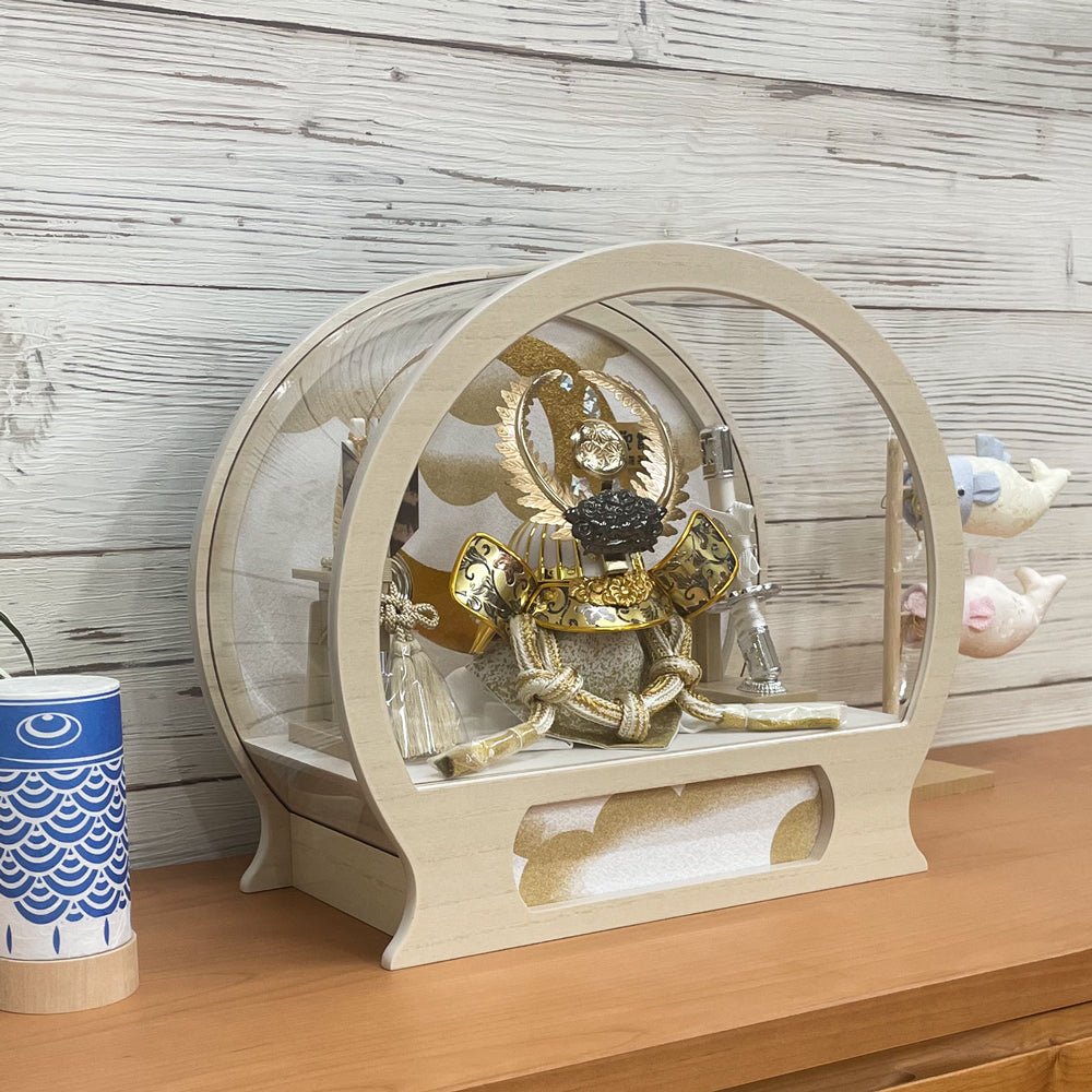 横幅36cm|丸ケース入り飾り|今どきの五月人形| ホワイト モダン|コンパクト おしゃれ 兜鎧飾り 端午の節句飾り こどもの日 - ひなせい 五月人形