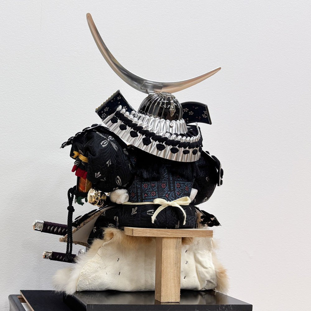 横幅37.5cm|ケース入り大将飾り|今どきの五月人形| ホワイト モダン|コンパクト おしゃれ 兜鎧飾り 端午の節句飾り こどもの日 - ひなせい 五月人形