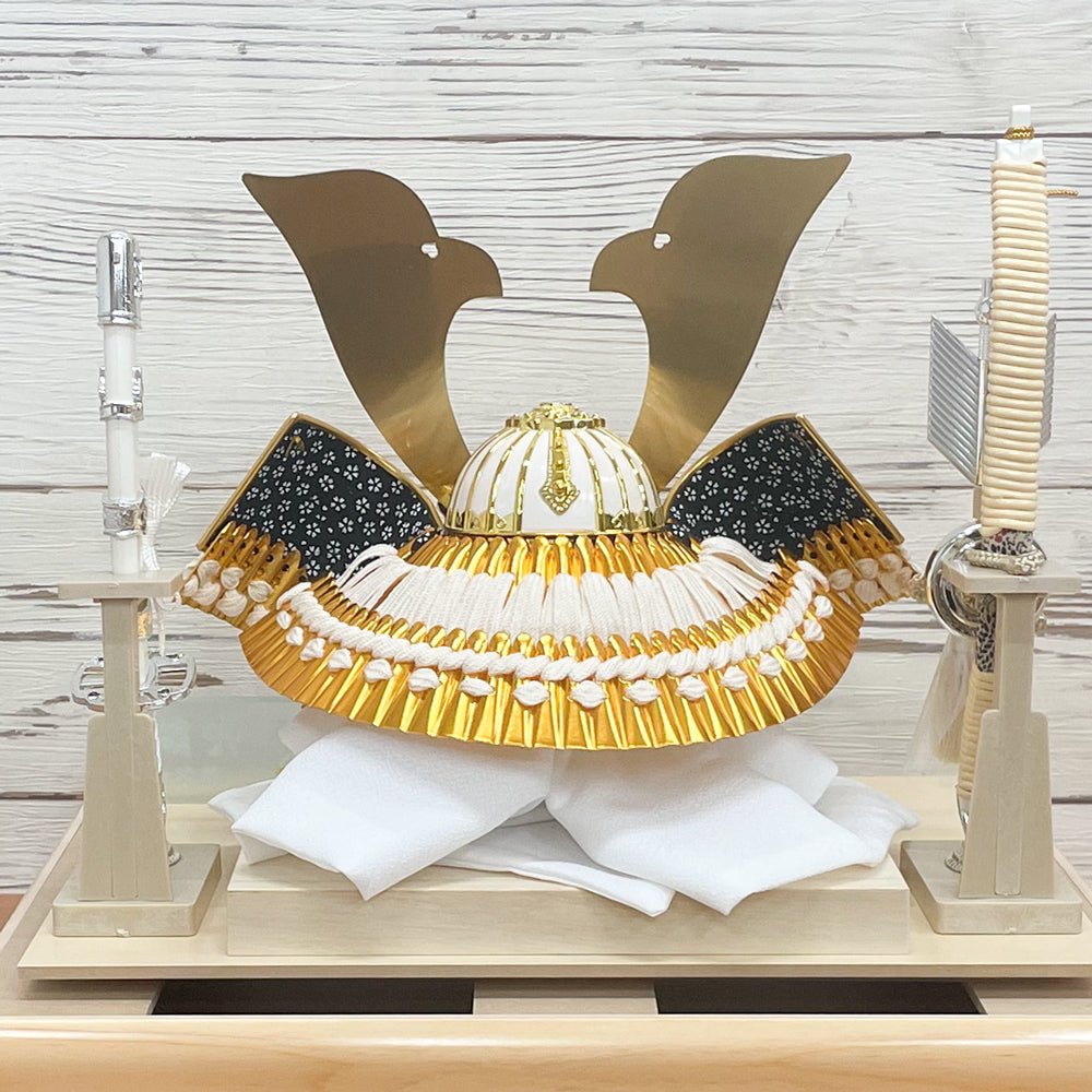 横幅37.5cm|ケース入り飾り|今どきの五月人形| ホワイト モダン|コンパクト おしゃれ 兜鎧飾り 端午の節句飾り こどもの日 - ひなせい 五月人形