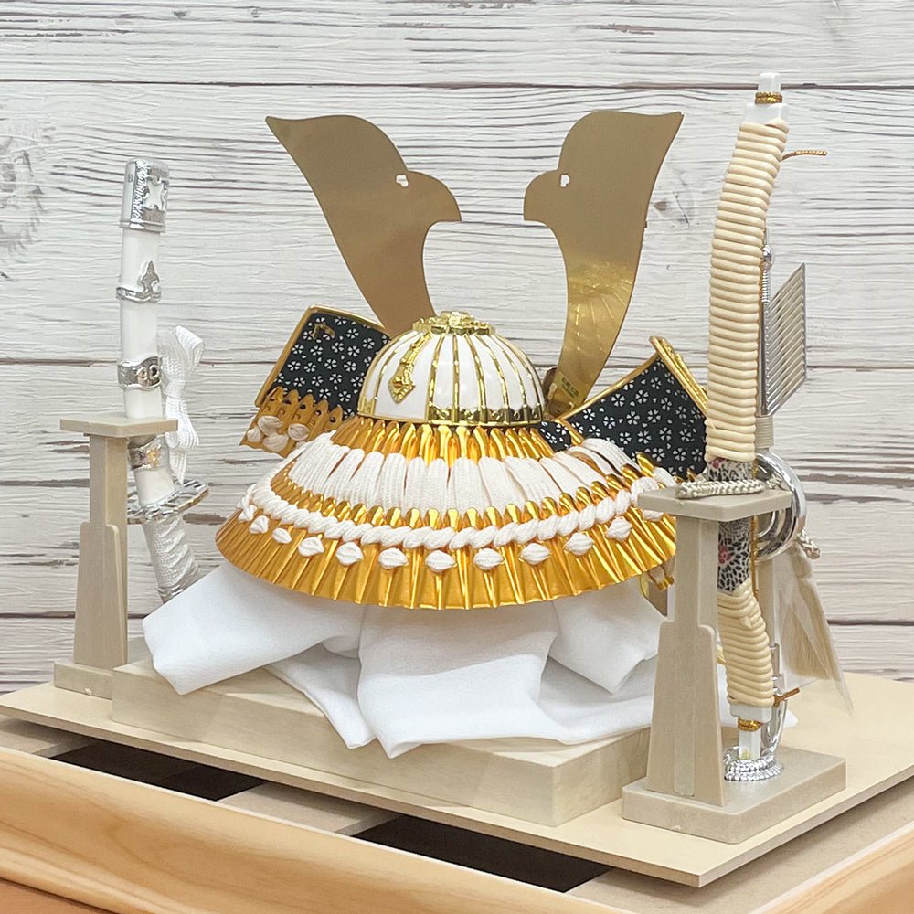 横幅37.5cm|ケース入り飾り|今どきの五月人形| ホワイト モダン|コンパクト おしゃれ 兜鎧飾り 端午の節句飾り こどもの日 - ひなせい 五月人形