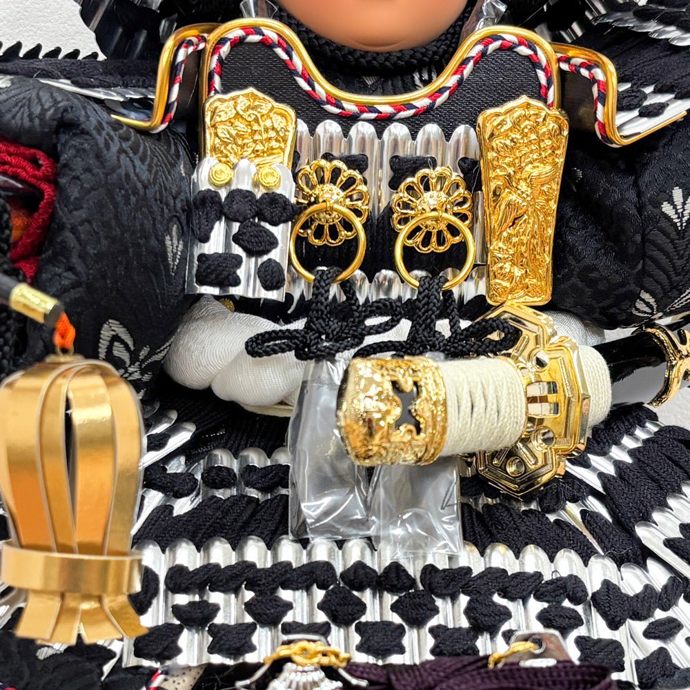 横幅37.5cm|ケース入り大将飾り|今どきの五月人形| ホワイト モダン|コンパクト おしゃれ 兜鎧飾り 端午の節句飾り こどもの日 - ひなせい 五月人形