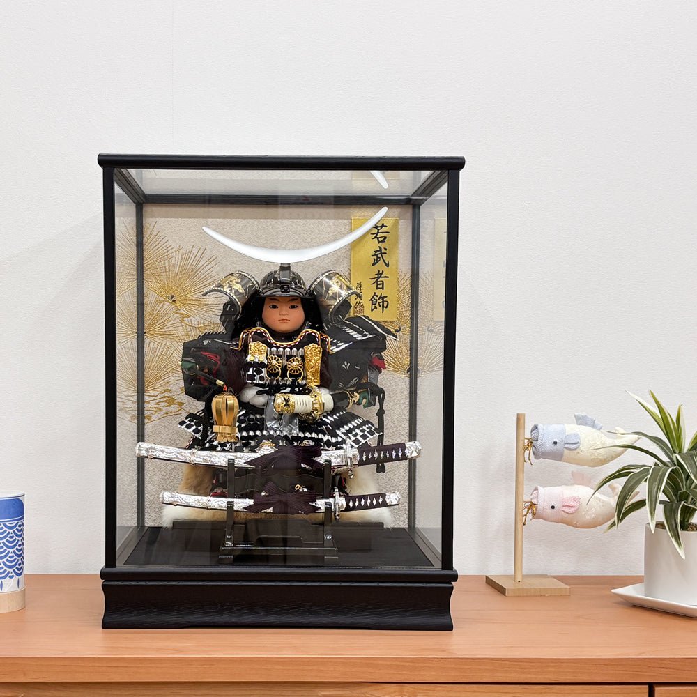 横幅37.5cm|ケース入り大将飾り|今どきの五月人形| ホワイト モダン|コンパクト おしゃれ 兜鎧飾り 端午の節句飾り こどもの日 - ひなせい 五月人形