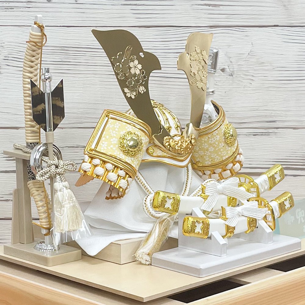 横幅37.5cm|ケース入り飾り|今どきの五月人形| ホワイト モダン|コンパクト おしゃれ 兜鎧飾り 端午の節句飾り こどもの日 - ひなせい 五月人形