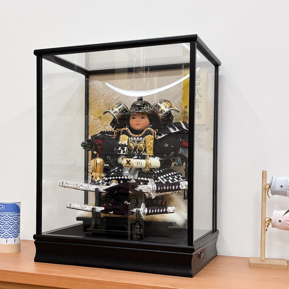 横幅37.5cm|ケース入り大将飾り|今どきの五月人形| ホワイト モダン|コンパクト おしゃれ 兜鎧飾り 端午の節句飾り こどもの日 - ひなせい 五月人形