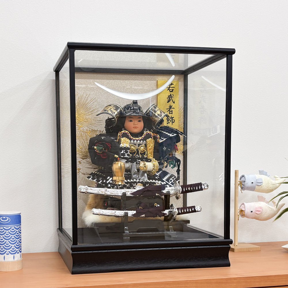 横幅37.5cm|ケース入り大将飾り|今どきの五月人形| ホワイト モダン|コンパクト おしゃれ 兜鎧飾り 端午の節句飾り こどもの日 - ひなせい 五月人形