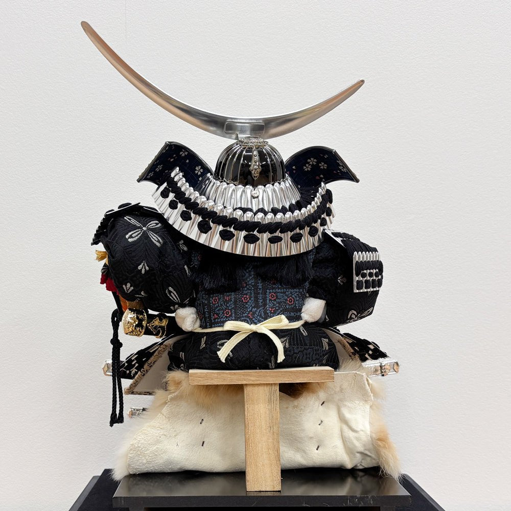 横幅37.5cm|ケース入り大将飾り|今どきの五月人形| ホワイト モダン|コンパクト おしゃれ 兜鎧飾り 端午の節句飾り こどもの日 - ひなせい 五月人形