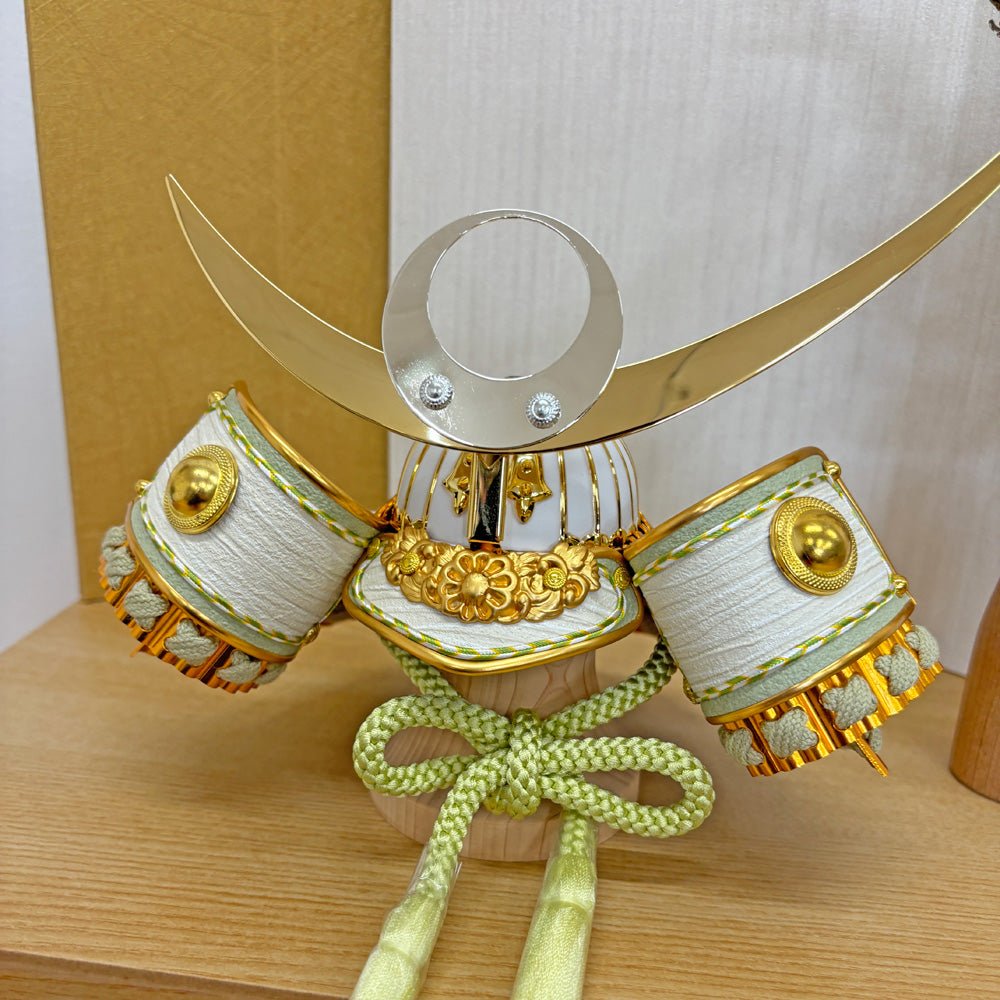 横幅37cm 五月人形|4号|くすみ色緑 収納 武将 上杉謙信|雄々しい 勇気のある大胆不敵|コンパクト おしゃれ 兜鎧飾り 端午の節句飾り こどもの日 5月人形 人気 かわいい - ひなせい 五月人形